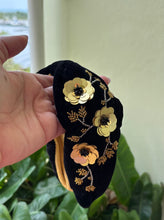 Cargar imagen en el visor de la galería, Diademas trabajadas a mano en la India