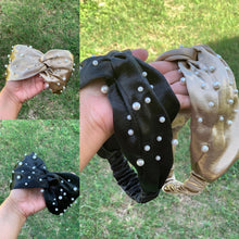 Cargar imagen en el visor de la galería, Bandanas satinadas con perlas
