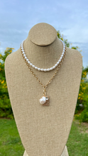 Cargar imagen en el visor de la galería, Set de collar con perlas y charms
