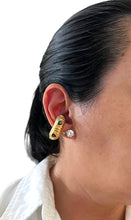 Cargar imagen en el visor de la galería, Ear cuff con corazones
