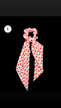 Cargar imagen en el visor de la galería, Moños con corazones rojos y rosas
