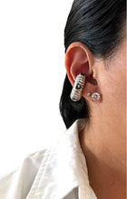 Cargar imagen en el visor de la galería, Ear cuff con corazones
