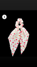 Cargar imagen en el visor de la galería, Moños con corazones rojos y rosas
