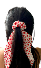 Cargar imagen en el visor de la galería, Moños con corazones rojos y rosas
