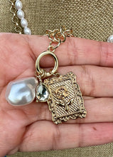 Cargar imagen en el visor de la galería, Set de collar con perlas y charms
