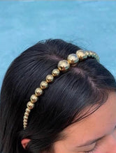 Cargar imagen en el visor de la galería, Diadema de bolitas doradas
