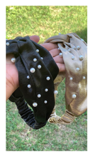 Cargar imagen en el visor de la galería, Bandanas satinadas con perlas
