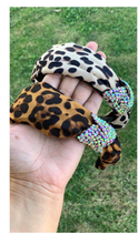 Cargar imagen en el visor de la galería, Diademas animal print con rhinestones
