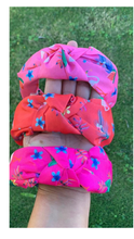 Cargar imagen en el visor de la galería, Diademas con print de melón y flamingos
