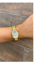 Cargar imagen en el visor de la galería, Reloj ovalado

