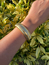 Cargar imagen en el visor de la galería, pulsera ancha
