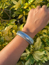 Cargar imagen en el visor de la galería, pulsera ancha
