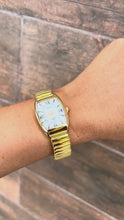 Cargar y reproducir el video en el visor de la galería, Reloj dorado rectangular
