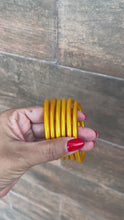 Cargar y reproducir el video en el visor de la galería, Set glitter jelly bangles
