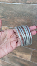 Cargar y reproducir el video en el visor de la galería, Set glitter jelly bangles
