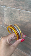 Cargar y reproducir el video en el visor de la galería, Set glitter jelly bangles
