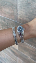Cargar y reproducir el video en el visor de la galería, Reloj plateado esfera negra
