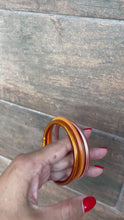 Cargar y reproducir el video en el visor de la galería, Trío glitter jelly bangles
