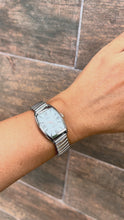 Cargar y reproducir el video en el visor de la galería, Reloj plateado rectangular
