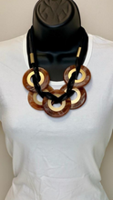Cargar imagen en el visor de la galería, Collar en círculos

