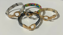 Cargar imagen en el visor de la galería, Pulseras en acrílico cerradas

