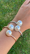 Cargar imagen en el visor de la galería, Pulsera con detalle en perla
