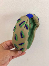 Cargar imagen en el visor de la galería, Diademas trabajadas a mano en la India
