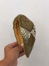 Cargar imagen en el visor de la galería, Diademas trabajadas a mano en la India
