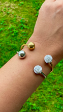 Cargar imagen en el visor de la galería, Pulsera con rhinestones abierta
