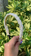 Cargar imagen en el visor de la galería, Diadema con perlas pequenas entrelazadas
