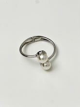 Cargar imagen en el visor de la galería, Pulsera con detalle en perla
