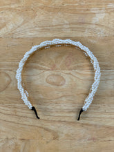 Cargar imagen en el visor de la galería, Diadema con perlas pequenas entrelazadas
