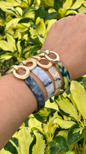 Cargar imagen en el visor de la galería, Pulseras en acrílico cerradas
